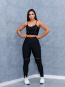 Dames Swart Fiksheidsset met Gestreepte Detail in Verskeie Kleure. Swart Sportklere-stel.