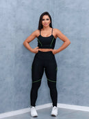 Dames Swart Fiksheidsset met Gestreepte Detail in Verskeie Kleure. Swart Sportklere-stel.