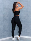Dames Swart Fiksheidsset met Gestreepte Detail in Verskeie Kleure. Swart Sportklere-stel.