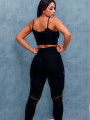 Dames Swart Fiksheidsset met Gestreepte Detail in Verskeie Kleure. Swart Sportklere-stel.