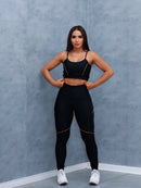 Dames Swart Fiksheidsset met Gestreepte Detail in Verskeie Kleure. Swart Sportklere-stel.