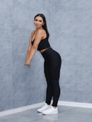 Dames Swart Fiksheidsset met Gestreepte Detail in Verskeie Kleure. Swart Sportklere-stel.