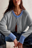 Casaco feminino de malha com gola redonda e cor contrastante e botões de uma fileira