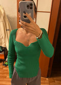 Suéter feminino sem gola e manga comprida com decote em V e parte de baixo