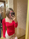 Suéter feminino sem gola e manga comprida com decote em V e parte de baixo